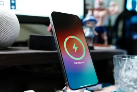 和庆镇苹果15换屏服务分享用什么充电器给iPhone15充电更好 